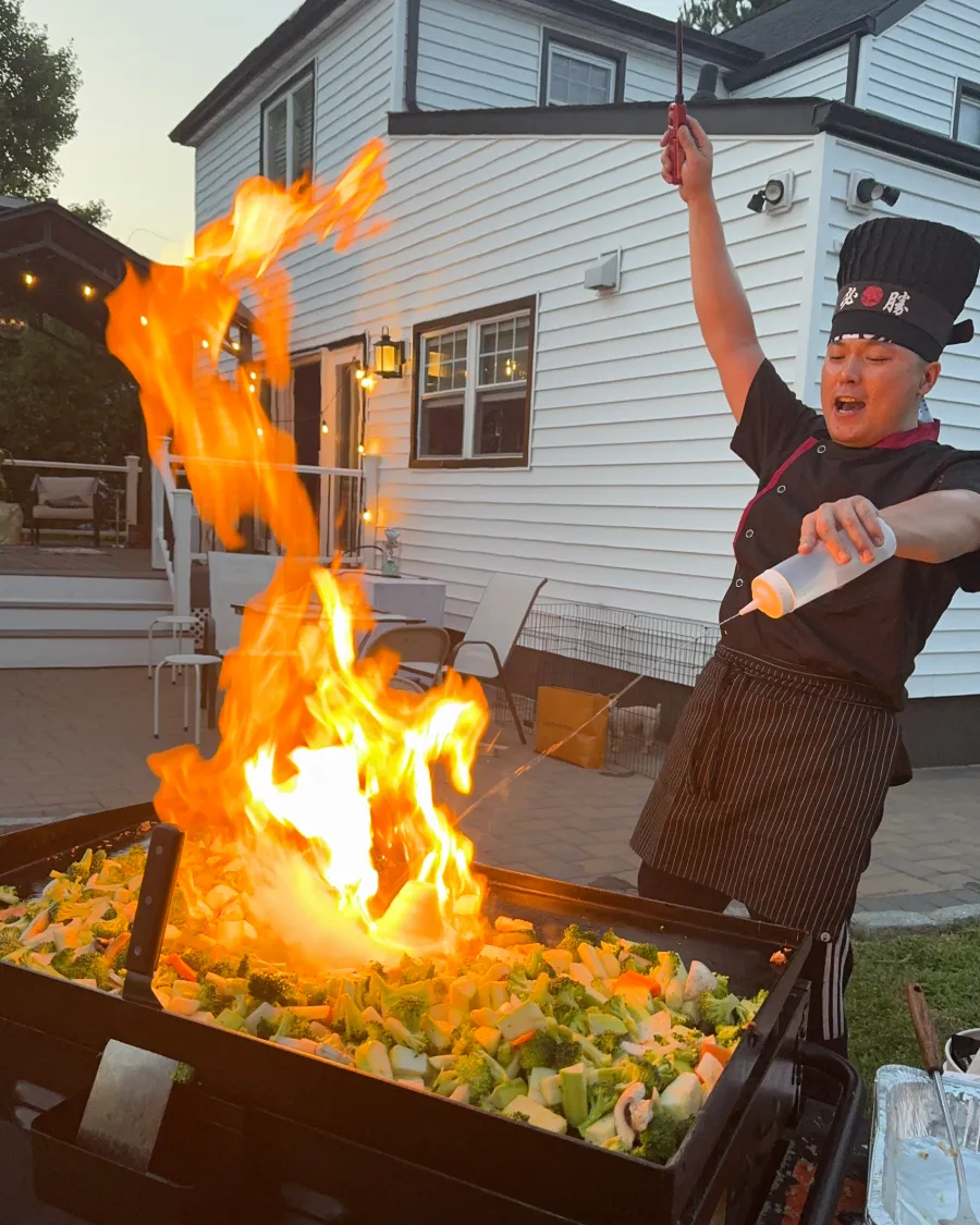 Private hibachi chef at home setting up for a hibachi at home dinner in Florida