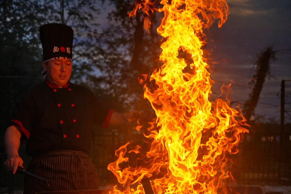 Private hibachi chef cooking at home in Florida